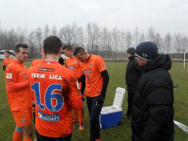 W przerwie meczu z Wisłą Puławy piłkarze „Słoników” słuchali uwag trenera Piotra Mandrysza (z prawej)