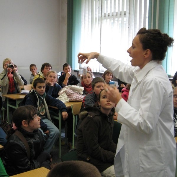 Uczniowie wzięli udział w pokazie eksperymentów chemicznych.