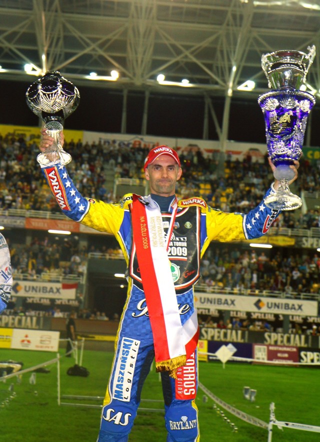 Najwybitniejszy w historii polski żużlowiec - Tomasz Gollob - kończy dzisiaj 49 lat.  Niestety, obecnie jest przykuty do wózka inwalidzkiego, ale wszyscy trzymamy kciuki za mistrza, by jeszcze, mówiąc po żużlowemu, "wyszedł na prostą" i życzymy przede wszystkim zdrowia. A oto retrospekcja zdjęć z kariery Golloba: