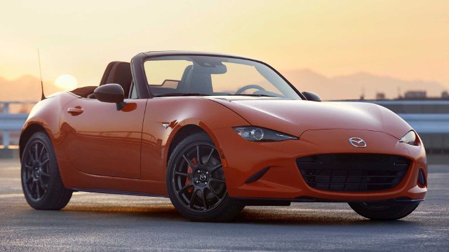 Mazda MX-5 30th Anniversary EditionZdecydowano się na pomarańczowe zaciski hamulcowe, pomarańczowe akcenty kolorystyczne na fotelach, tapicerce drzwi bocznych, tablicy wskaźników i lewarku zmiany biegów.Fot. Mazda