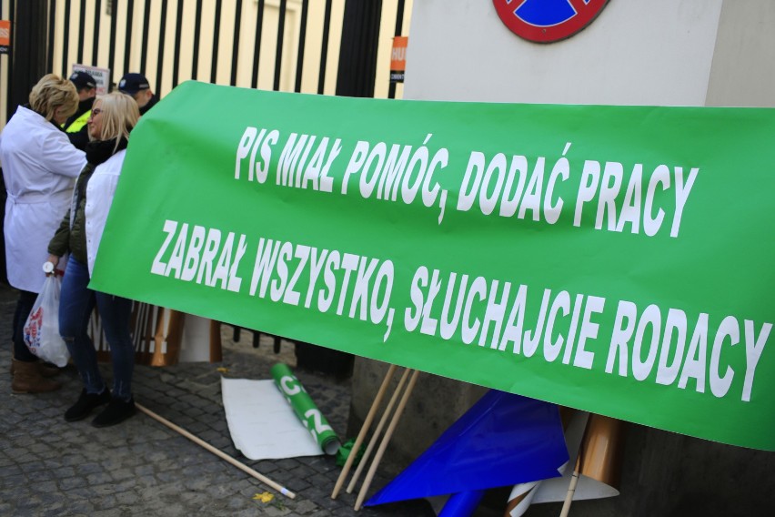 Warszawa: Ogólnopolski protest techników farmaceutycznych przed Ministerstwem Zdrowia [ZDJĘCIA]