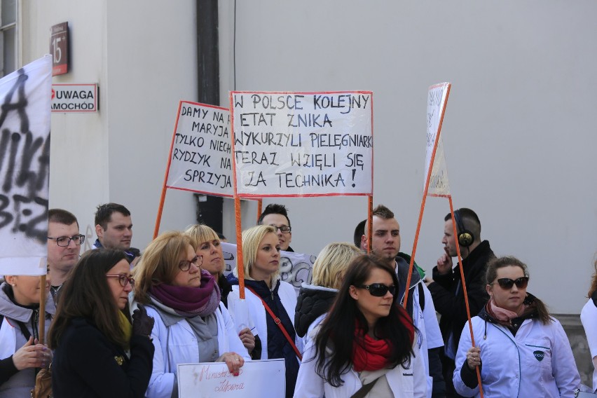 Warszawa: Ogólnopolski protest techników farmaceutycznych przed Ministerstwem Zdrowia [ZDJĘCIA]