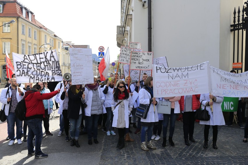 Warszawa: Ogólnopolski protest techników farmaceutycznych przed Ministerstwem Zdrowia [ZDJĘCIA]