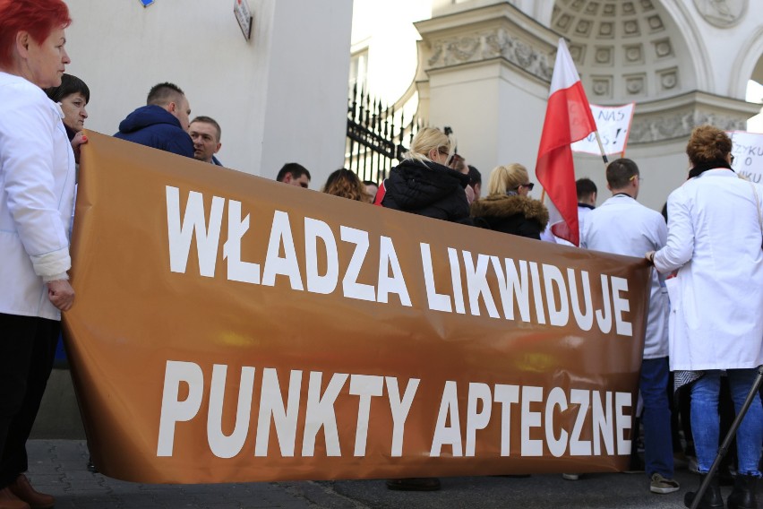 Warszawa: Ogólnopolski protest techników farmaceutycznych przed Ministerstwem Zdrowia [ZDJĘCIA]