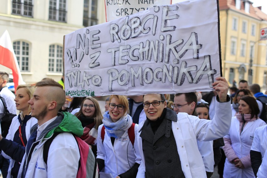 Warszawa: Ogólnopolski protest techników farmaceutycznych przed Ministerstwem Zdrowia [ZDJĘCIA]