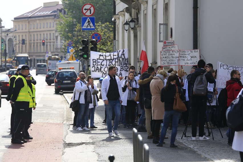 Warszawa: Ogólnopolski protest techników farmaceutycznych przed Ministerstwem Zdrowia [ZDJĘCIA]