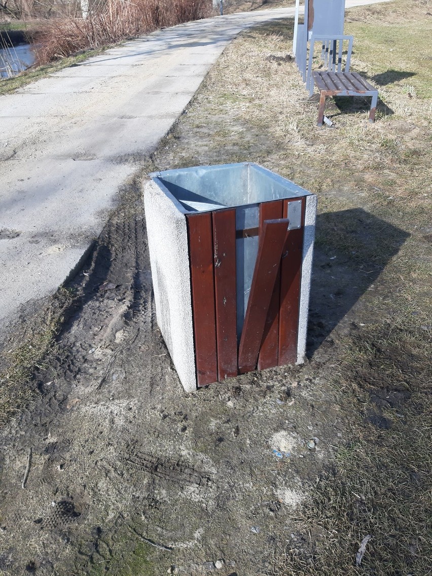Wandale zniszczyli wyposażenie przystani kajakowej w Sobianowicach. Policja zatrzymała dwóch nastolatków. Zobacz zdjęcia