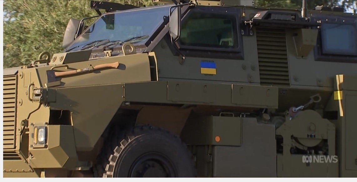 Australia przekaże Ukrainie opancerzone transportowce, broń, amunicje,  kamizelki kuloodporne - wszystko warte 70 mln dolarów | Polska Times