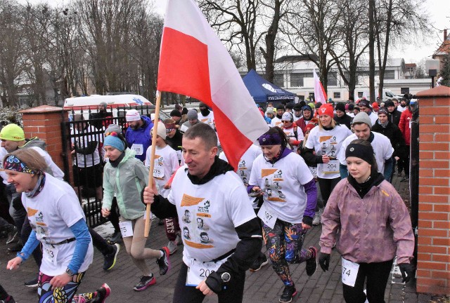 Ponad 200 zawodników wzięło udziała w Biegu Tropem Wilczym ulicami Inowrocławia. Tuż przed startem odbył się historyczny pokaz w wykonaniu grupy rekonstrukcyjnej