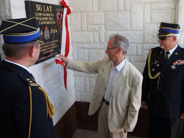 Świętowanie rozpoczęto od uroczystego odsłonięcia tablicy pamiątkowej na ścianie siedziby Państwowej Straży Pożarnej w Tarnobrzegu.