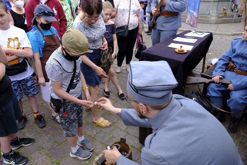 Toruń. Inscenizacja historyczna w rocznicę śmierci dowódcy Błękitnej Armii [Zdjęcia]