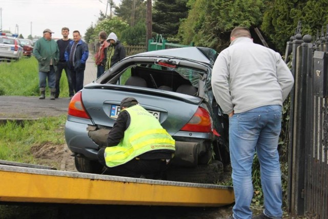 Wypadek w Opatówku: Samochód wjechał w ogrodzenie domu