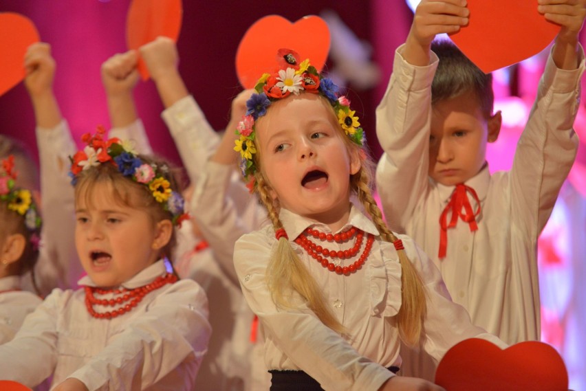„Dla Ciebie Polsko” – patriotyczne przedstawienie przedszkolaków z sandomierskiej „trójki” (ZDJĘCIA)