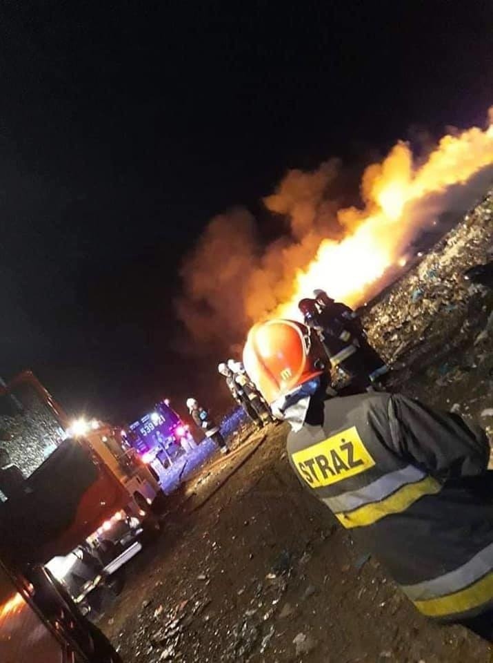 Duży pożar pod Stargardem. Strażacy całą noc gasili wysypisko śmieci w Łęczycy [ZDJĘCIA]