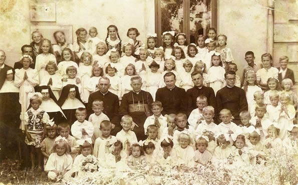 Zdjęcie wykonane w 1943 roku. Ks. Stanisław Bomba siedzi jako trzeci z lewej w pierwszym rzędzie za dziećmi. Obok bp Czesław Kaczmarek.