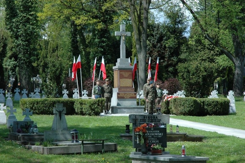 Groby bohaterów na cieszyńskim cmentarzu odnowione [ZDJĘCIA]