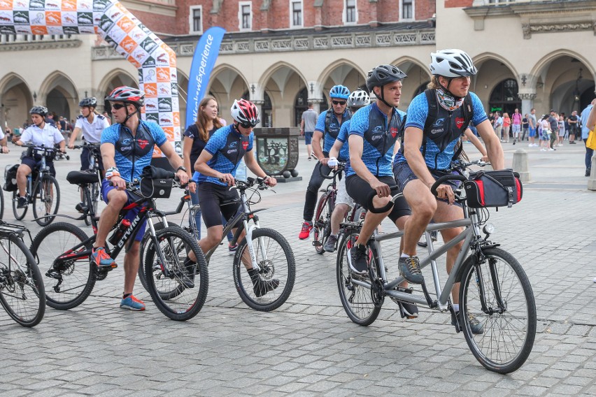 Niewidomi rowerzyści wyruszyli z Krakowa do Hiszpanii