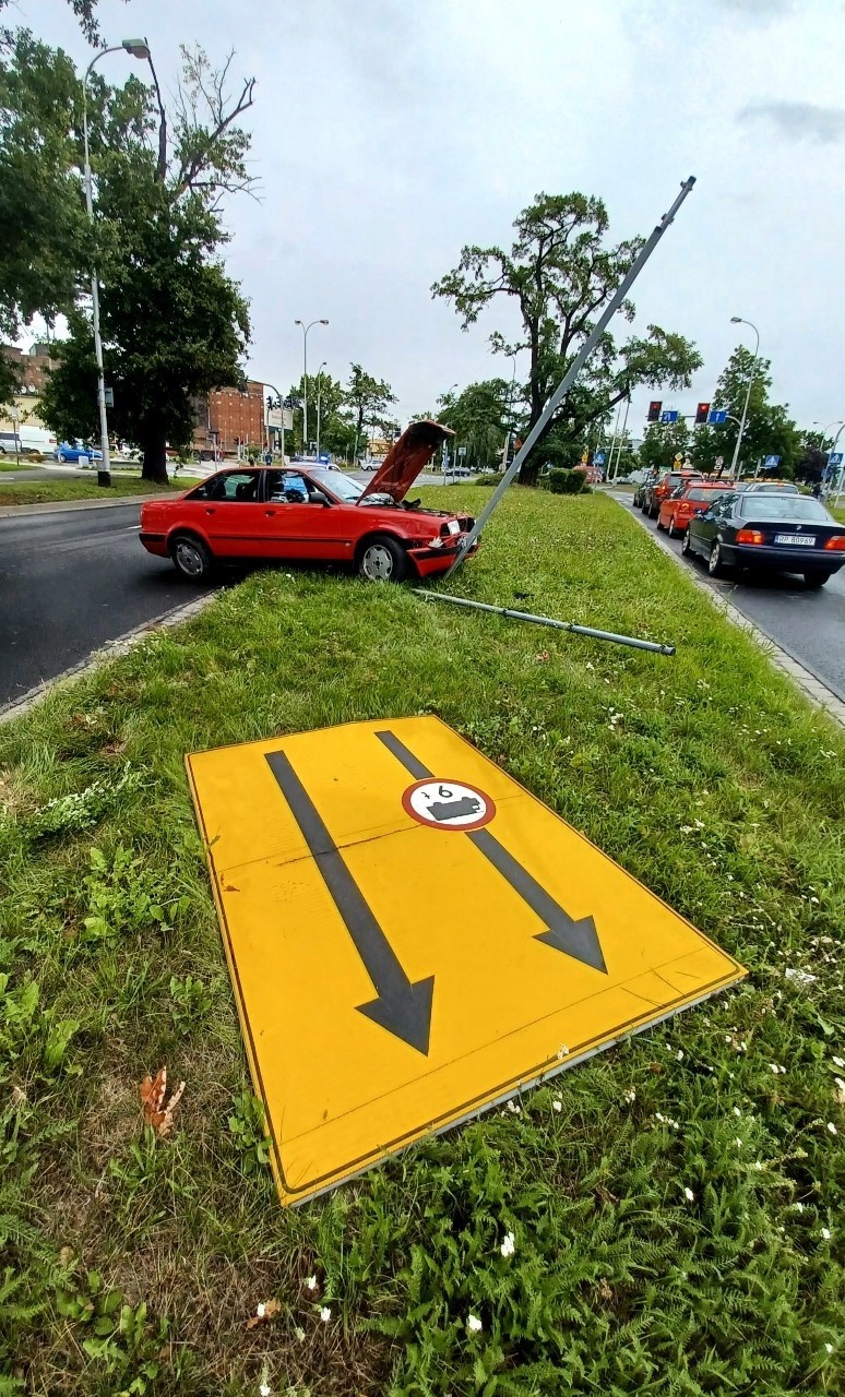 Wypadek przy CH Korona we Wrocławiu. Kobieta wjechała w słup