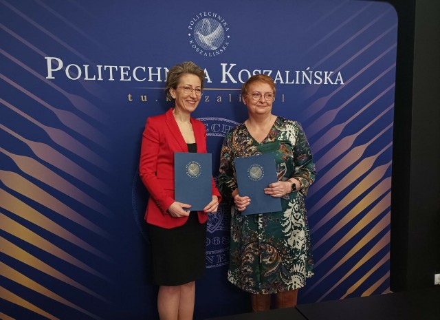 Od lewej: dr hab. Danuta Zawadzka - prof. Politechniki Koszalińskiej i rektor PK oraz dr Izabela Ciuńczyk - dyrektor ŚCZP Medison w Koszalinie, psychiatra i psychoterapeuta.