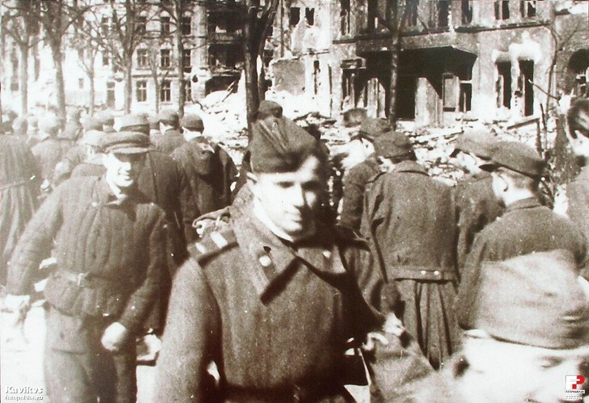 Maj 1945 roku, kolumna jeńców niemieckich opuszcza miasto.