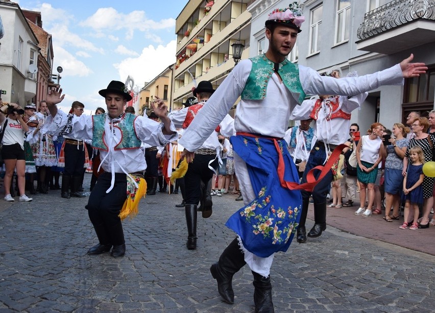 Gorlice. Festiwal Świat pod Kyczerą. Przez miejski deptak przeszedł barwny korowód artystów z różnych stron świata