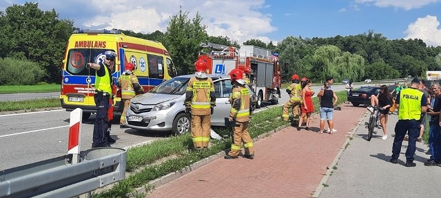 Honda uderzyła w samochód nauki jazdy. Do zderzenia doszło w środę 11 sierpnia na Wisłostradzie w Tarnobrzegu.