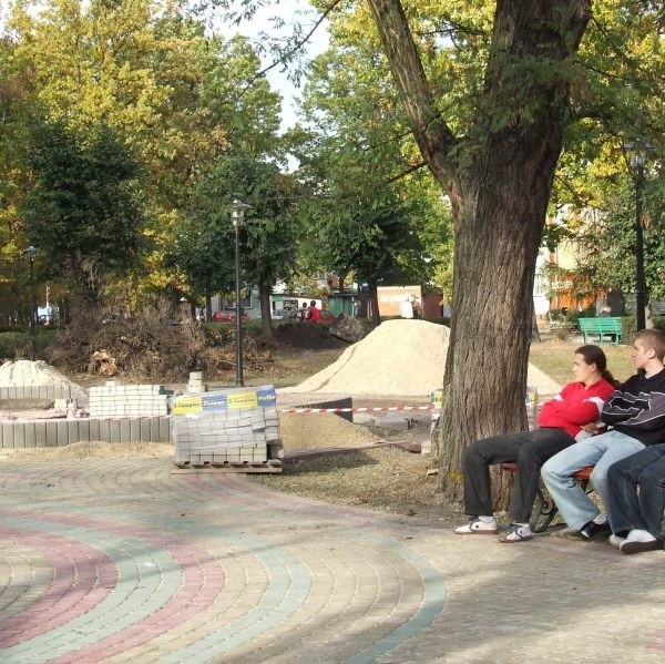 Nareszcie ruszyła budowa fontanny, która uatrakcyjni centralny plac Nowej Dęby. Mieszkańcy czekali na ten moment od ponad roku.