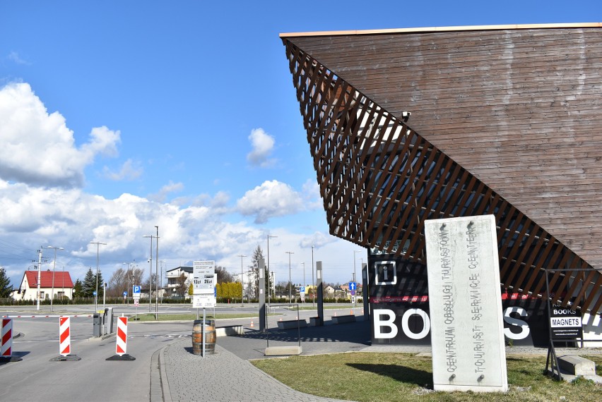 Otwiera się znów Muzeum Auschwitz-Birkenau. Czekali na to nie tylko turyści, ale także hotelarze, restauratorzy, przewoźnicy [ZDJĘCIA