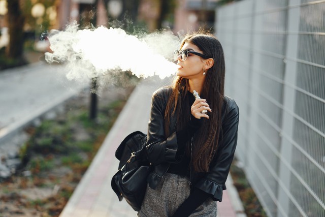 Wapowanie jest modne zwłaszcza wśród młodych osób, które po nikotynę sięgają po raz pierwszy. Tymczasem to rozwiązanie dla osób dorosłych, które dzięki e-papierosom mogą rzucić powodujące raka palenie tytoniu.