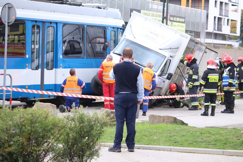 Kraków. Zderzenie samochodu dostawczego z tramwajem, ranny motorniczy [ZDJĘCIA]