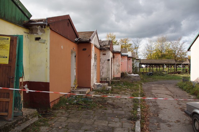 Trwają prace rozbiórkowe na placu targowym w Sławnie. Firma, która wykupiła teren pod budowę galerii handlowej wyburza stare budynki, w których dawniej były sklepy. Warto przypomnieć, że w nowo powstałym budynku mają się znaleźć boksy dla sławieńskich handlowców. Będzie też market. Przy obiekcie powstanie parking na 53 miejsca. Ponadto zadbano o elementy tak zwanej małej architektury, co oznacza że w pobliżu obiektu pojawią się chodniki, ławki, kwietnik, drzewa i krzewy. Oprócz samego budynku zmodernizowana zostanie także nawierzchnia drugiej części placu, która należy do miasta. Zobacz także: Remont kościoła w Sławnie