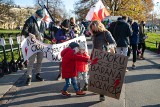 Krakowski spacer matek z dziećmi i rodzinami. Kolejny spacerowy protest Strajku Kobiet. "PiSmoku zjedz barana" [ZDJĘCIA]