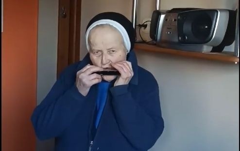 Emerytowana zakonnica, siostra Maria podbija internet oryginalnym i brawurowym wykonaniem na organkach znanej kolędy „Dzisiaj w Betlejem”.