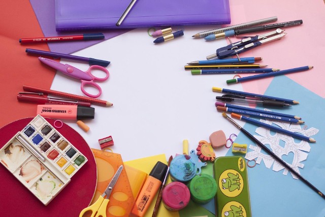Zeszyty, długopisy, ołówki i przybory plastyczne. Zanim dzieci rozpoczną nowy rok szkolny, rodzice będą musieli zakupić im potrzebne rzeczy.