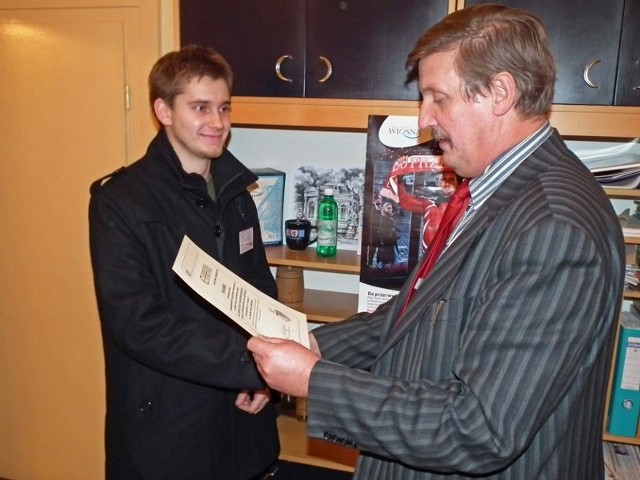 Edward Gaitkowski ( z prawej), członek Zarządu PUC SA wręcza dary Michałowi Gottwaldowi,   przedstawicielowi organizatorów akcji.