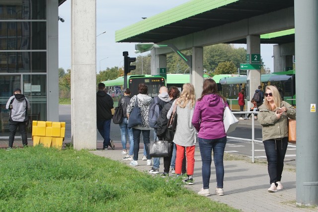 Bardzo duże kolejki ustawiają się w ostatnich dniach przed Punktem Obsługi Klienta ZTM Poznań na os. Sobieskiego. Pasażerowie odbierają karty PEKA lub chcą nabić na nie ulgi. Przejdź do następnego zdjęcia ----->