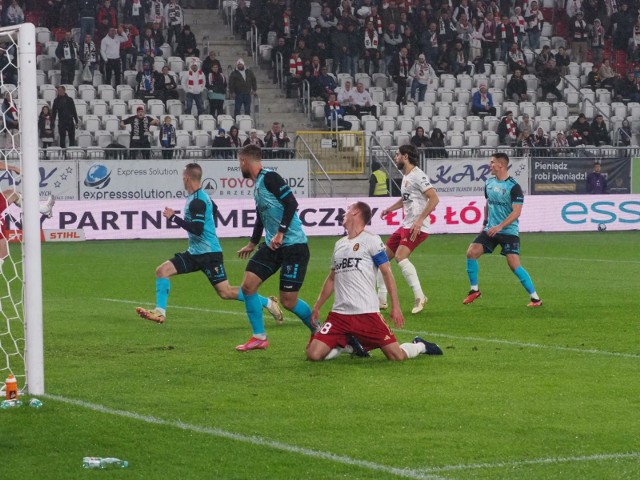 Pierwszy mecz tych drużyn, rozegrany w Łodzi, Górnik wygrał 5:0. 