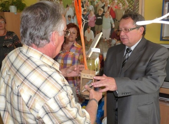 Prezes Leszek Bucki przekazał cenne dary dla Warsztatów Terapii Zajęciowej.