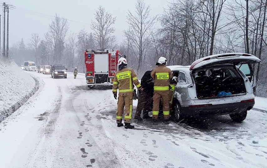 Czołówka na drodze pomiędzy Gorcami i Beskidem Wyspowym. Dwa auta zmienione w złom