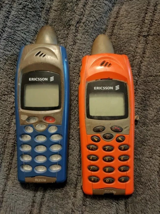 Stare telefony Ericsson R310s przeznaczone na części...