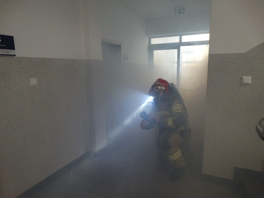 Pożar w Komendzie Powiatowej Policji w Zwoleniu. Strażacy ewakuowali kilkadziesiąt osób. To były ćwiczenia - zobacz zdjęcia