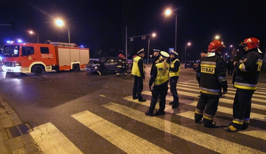 Wrocław: Wypadek z udziałem taksówki. Trzy osoby zostały ranne (ZDJĘCIA)