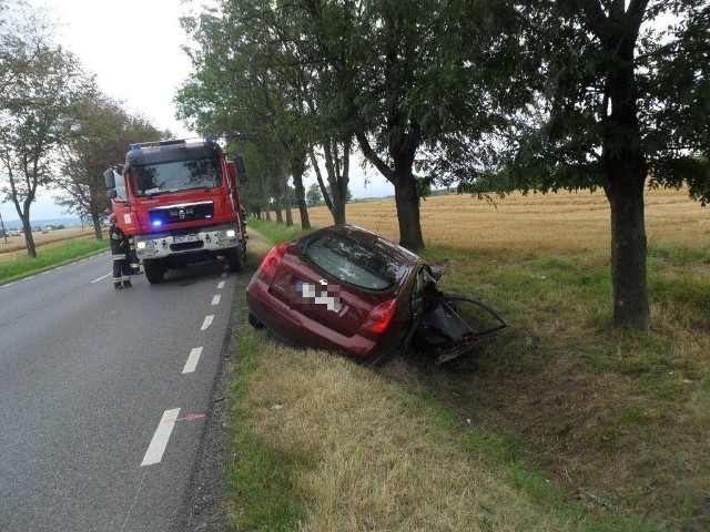 Trzy osoby zostały ranne w wypadku na krajowej 46 koło Starego Paczkowa. 39-latka kierująca nissanem primerą zasłabła i wjechała autem do rowu. Ranne zostały trzy osoby - pasażerki auta: 65-letnia kobieta oraz dwie dziewczynki w wieku 7 i 11 lat. Kierującej oraz 10-miesięcznemu dziecko nic się nie stało. Droga była zablokowana przez około dwie godziny.