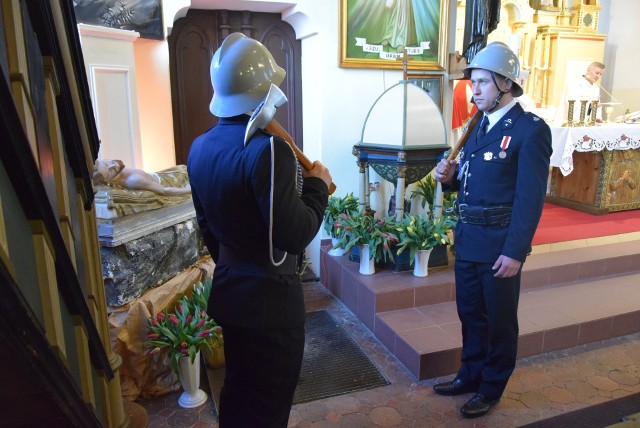 Okres Świąt Wielkanocnych to czas, kiedy strażacy OSP z Gminy Kobylnica trzymali wartę przy grobie Pańskim. 