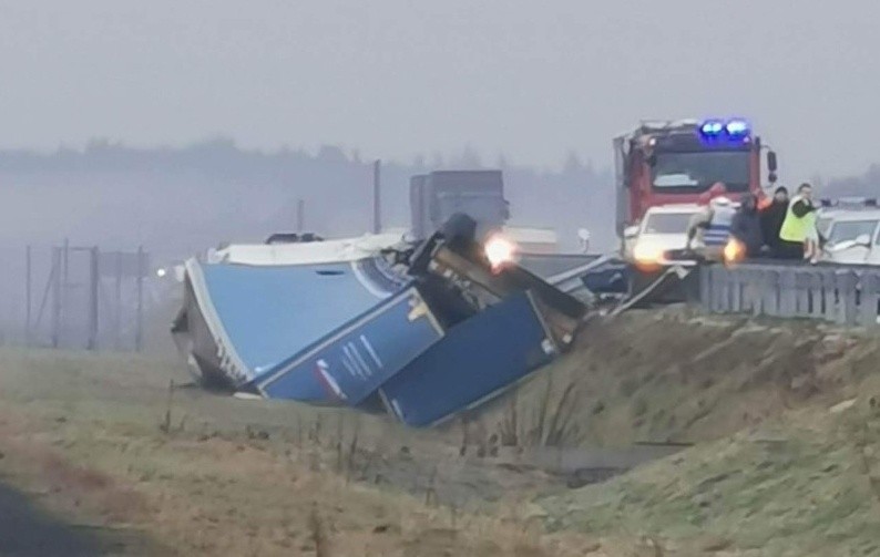 Ciężarówka i trzy samochody osobowe uderzyły w bariery na S19 w miejscowości Nowosielec