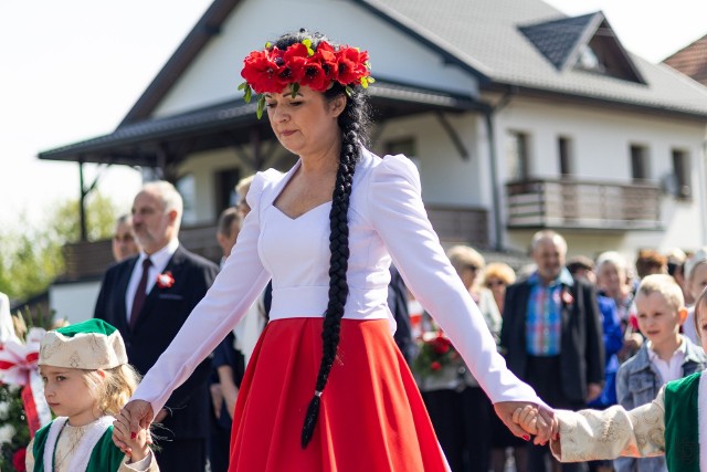 Podczas uroczystości w Skalbmierzu, w specjalnej biało-czerwonej sukni zaprezentowała się na niej Pani Sylwia Jakubowska z Przybenic.