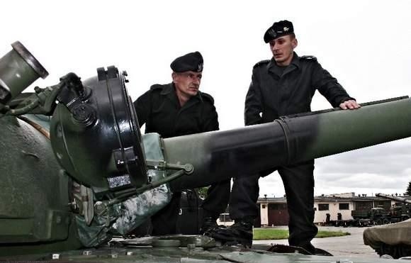 Technik kompanii czołgowej mł. chor. Zdzisław Jacuła (od lewej) i kierowca czołgu st. szer. Łukasz Podolski z pierwszego batalionu czołgów w Żurawicy na T-72. Brygada poszukuje m.in. kierowców takich, ważących ponad 40 ton maszyn.