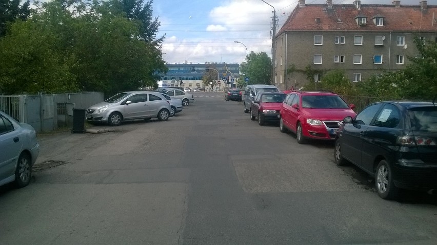 W rejonie ulicy Borowskiej kierowcy parkują gdzie popadnie