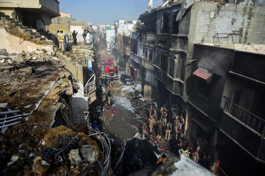 Samolot pasażerski rozbił się w zamieszkałej dzielnicy Karaczi. Co najmniej kilkadziesiąt osób zginęło.