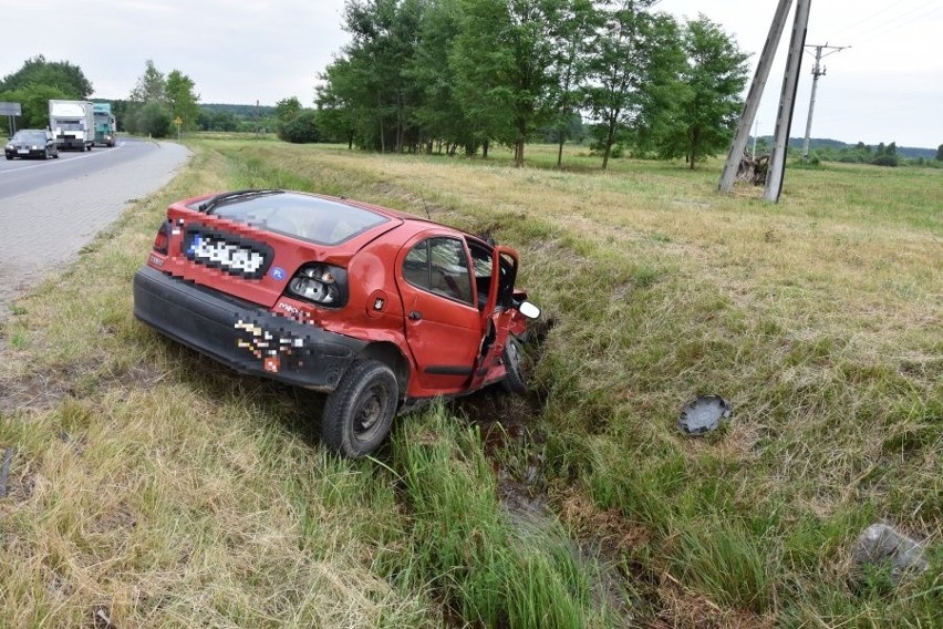 18-latek bez prawa jazdy spowodował wypadek w Ostrowie koło Ropczyc. Ranne trzy osoby [ZDJĘCIA]